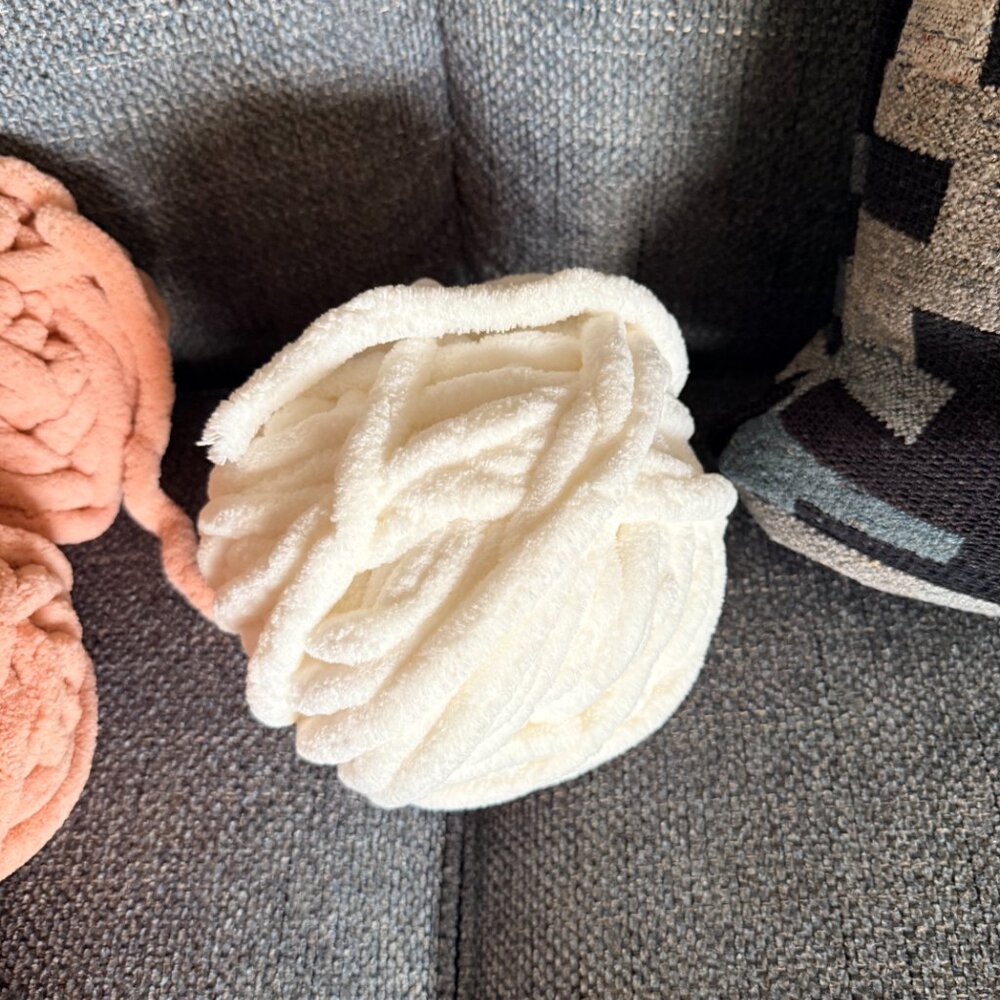 4 skeins of Dusty Rose Big Twist Yarn - Picture 6 of 6